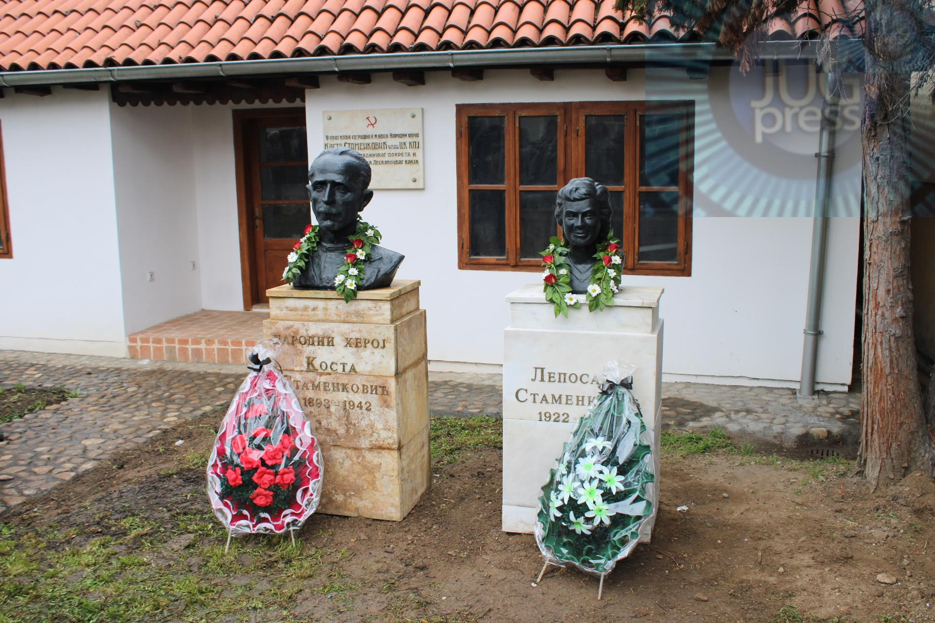 U spomen kući postavljene biste Koste Stamenkovića i njegove ćerke ...