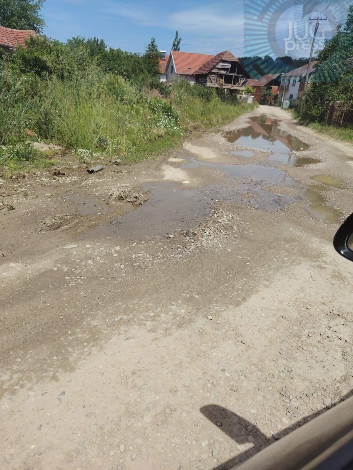 U Rudaru više od mesec dana curi voda iz puklih cevi u par ulica ...